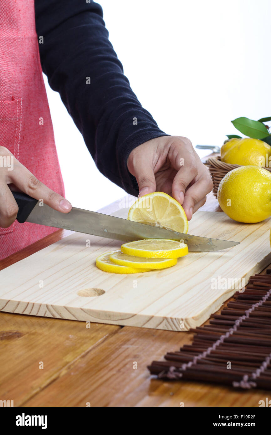 Donna taglio di limone in ambiente pulito Foto Stock