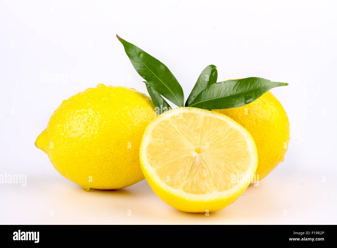 Multiple con limone fresco e delizioso isolato di colore bianco Foto Stock