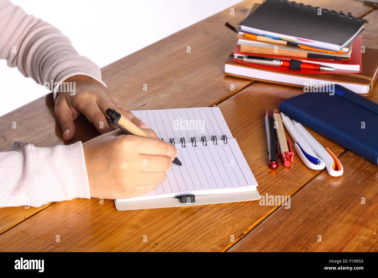 Le donne musulmane la scrittura a mano sul notebook con sfondo pulito Foto Stock