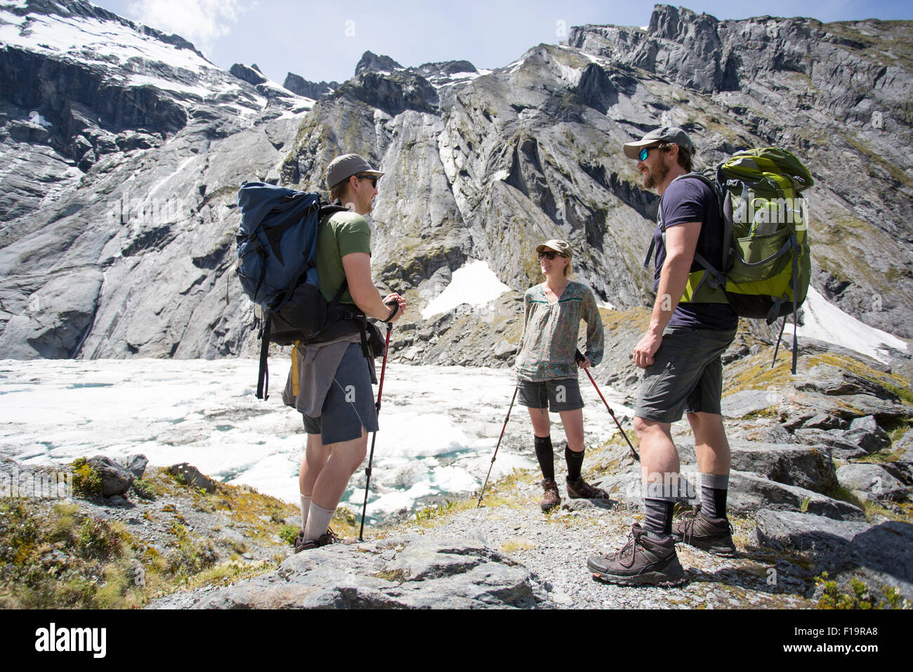 Nuova Zelanda aka Aotearoa, Isola del Sud, Mt Aspiring National Park, Siberia, Lago crogiolo, i turisti con le imponenti montagne. Foto Stock