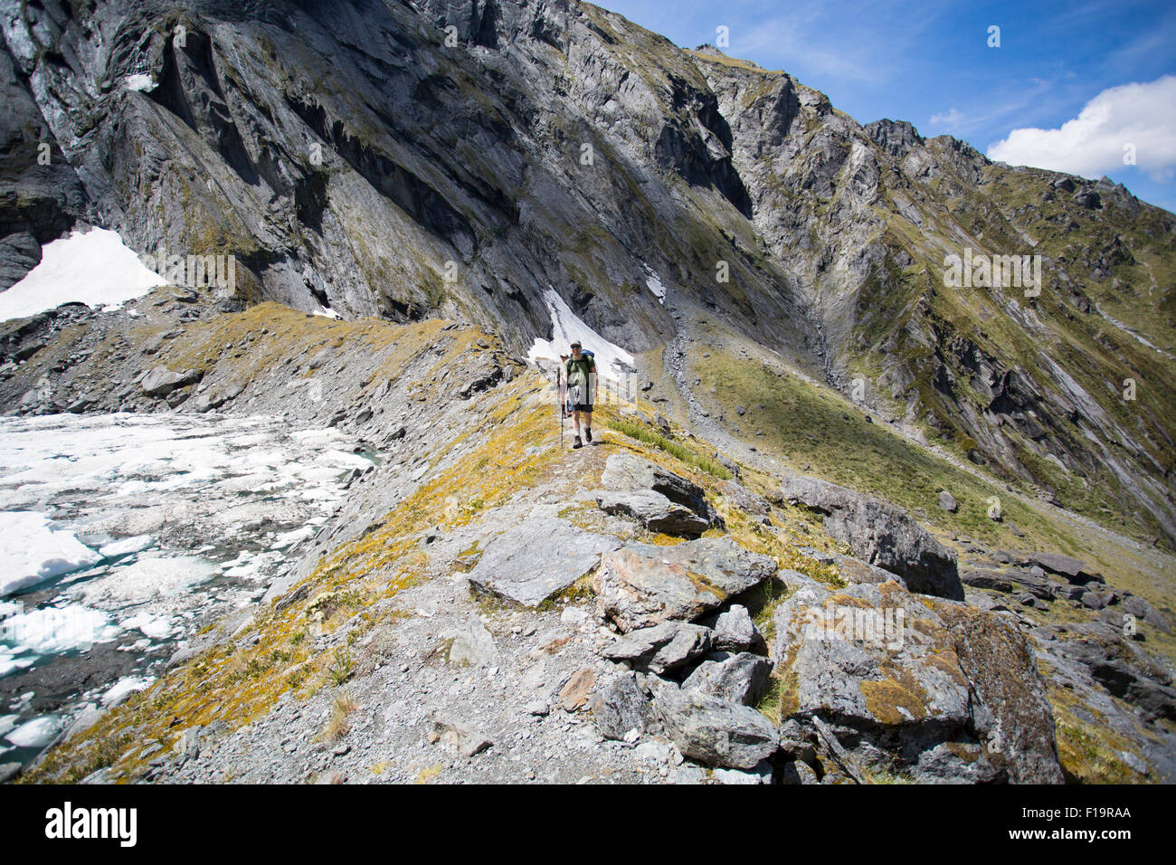 Nuova Zelanda aka Aotearoa, Isola del Sud, Mt Aspiring National Park, Siberia, Lago crogiolo, turistico a piedi lungo la dorsale. Foto Stock