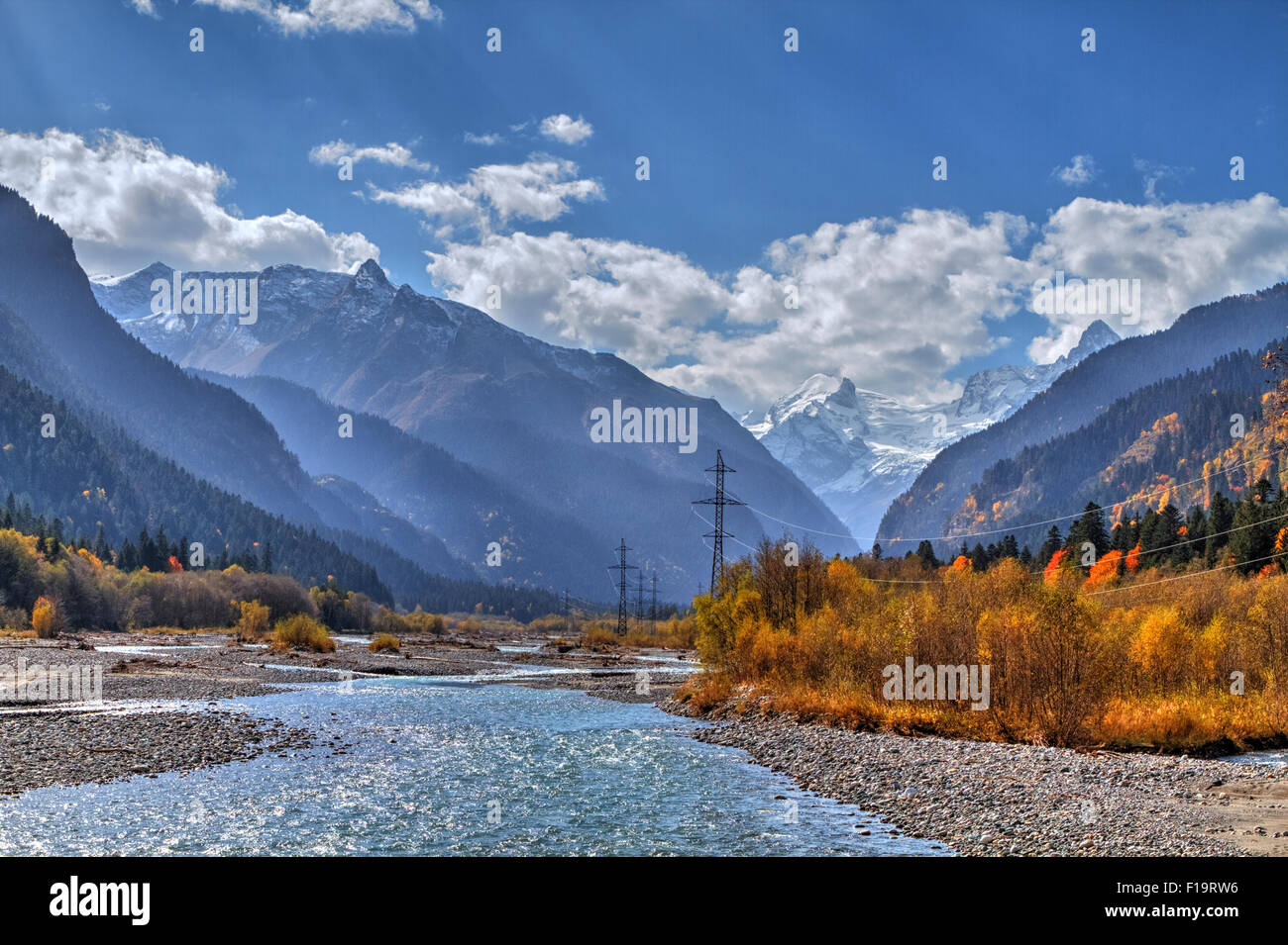 I fiumi di montagna del Caucaso. Aree protette del Caucaso in prossimità del villaggio di Dombay Foto Stock