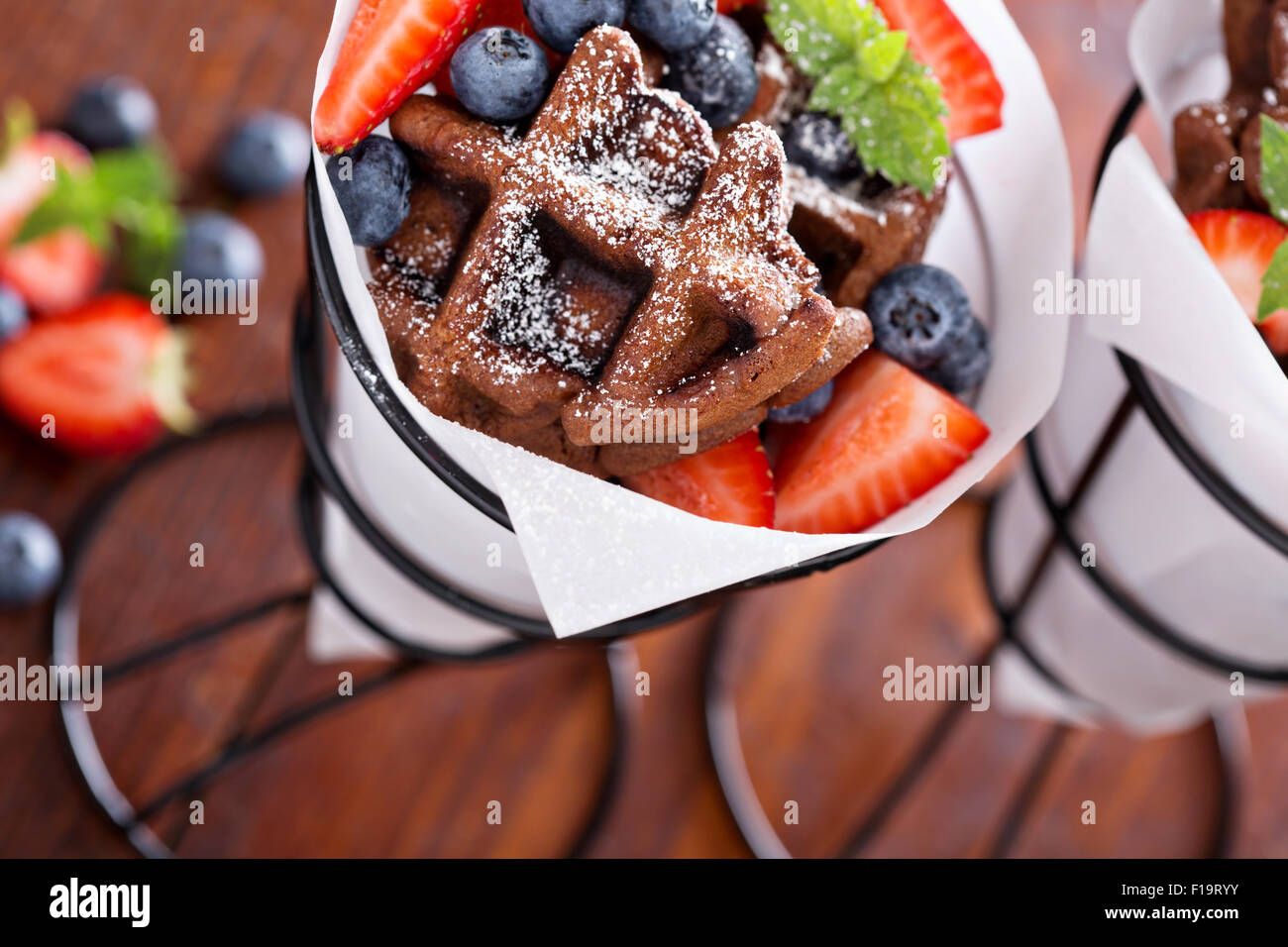 Piccole cialde di cioccolato con frutti di bosco per il dessert Foto Stock
