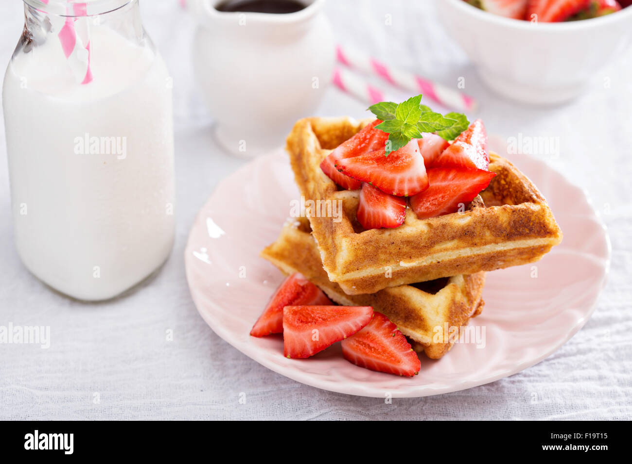Frittelle di ricotta servita con fragole fresche e sciroppo d'acero Foto Stock