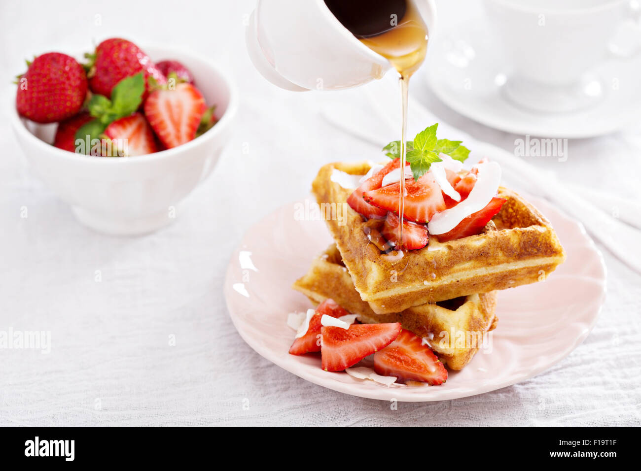 Frittelle di ricotta servita con fragole fresche e sciroppo d'acero Foto Stock