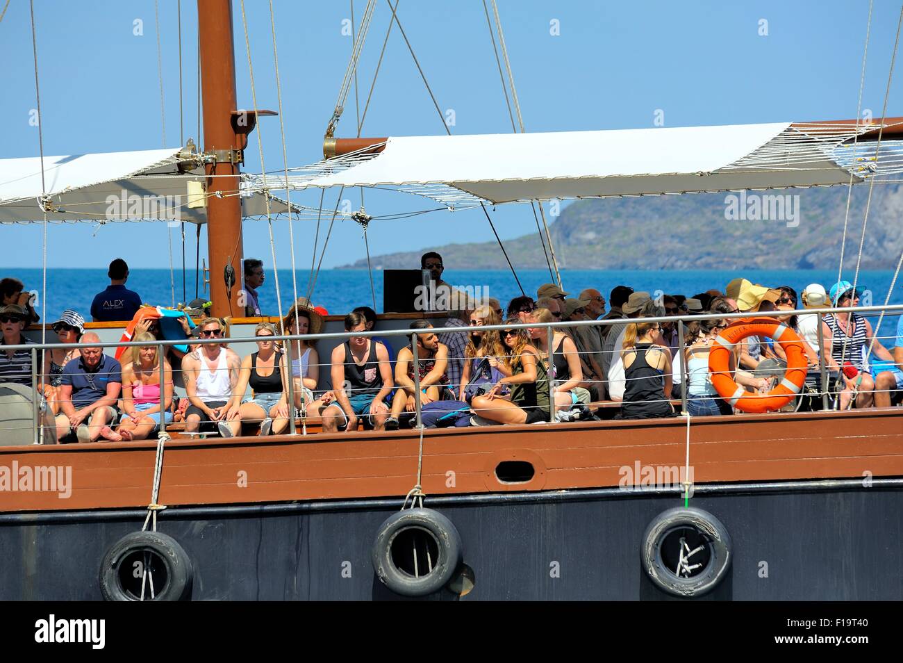 Persone in attesa di partire in un'isola gita in barca in Grecia Santorini Foto Stock