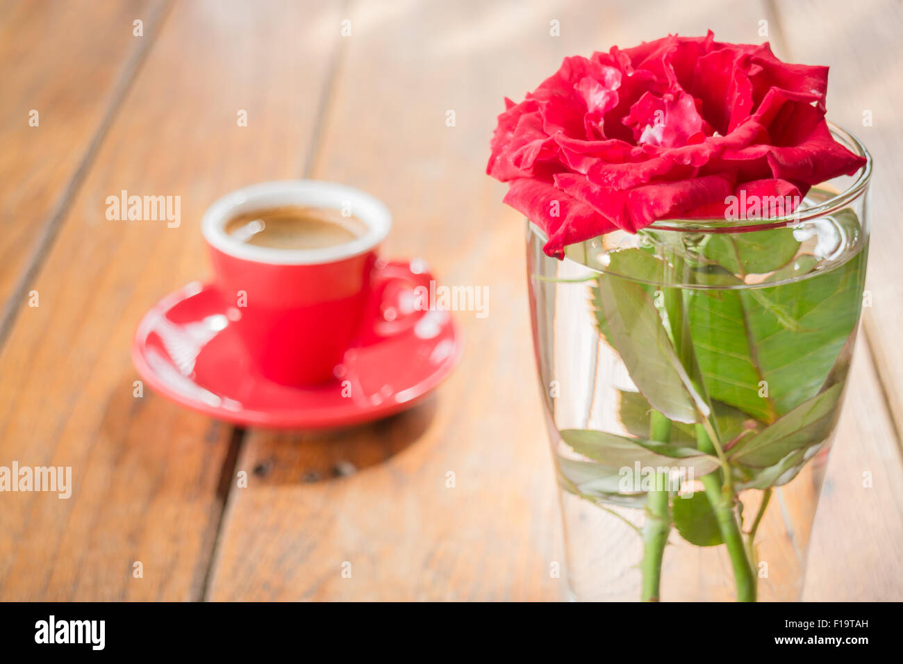 Bella tabella decorate con caffè e red rose, stock photo Foto Stock