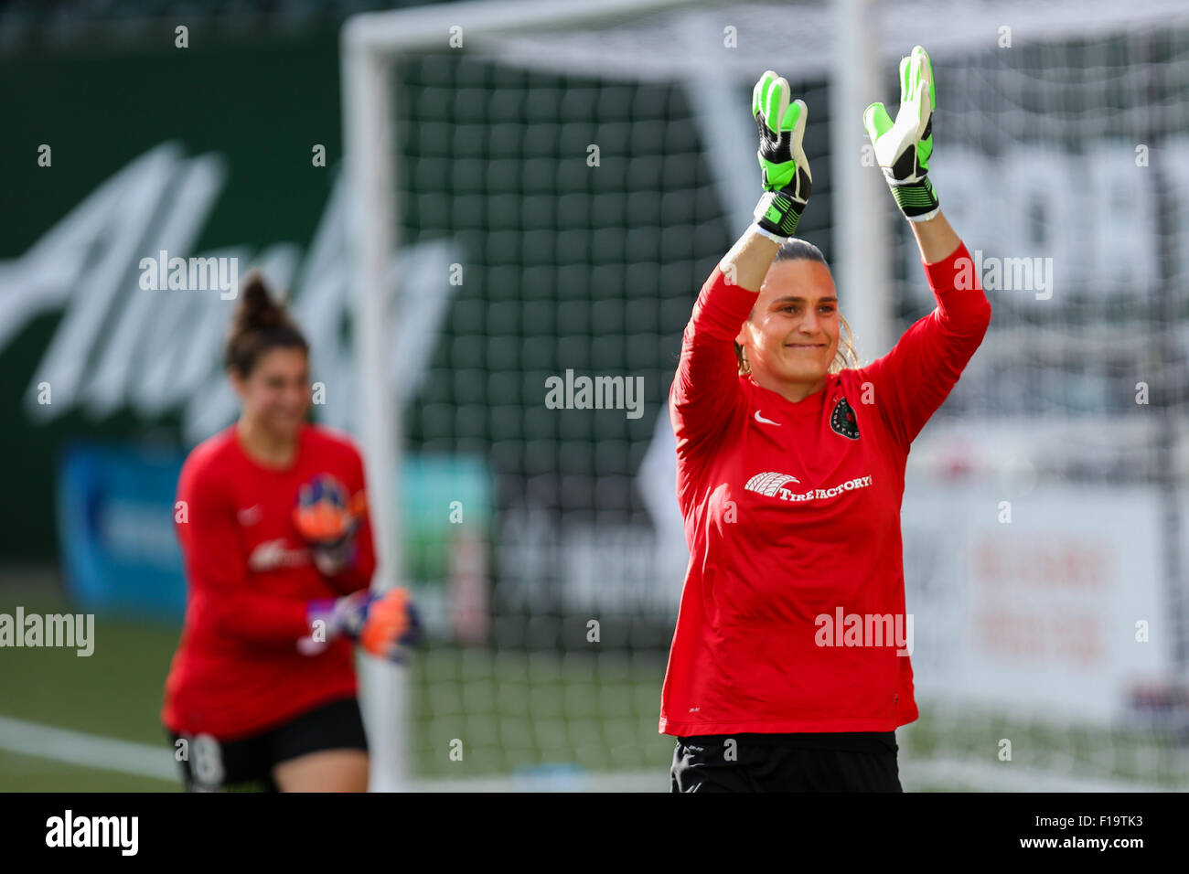 Il 30 agosto 2015 - NADINE ANGERER (1) viene fornito sul campo per warmups. Il Portland spine FC ha ospitato il Washington Spirito a Providence Park il 30 agosto 2015. © David Blair/ZUMA filo/Alamy Live News Foto Stock