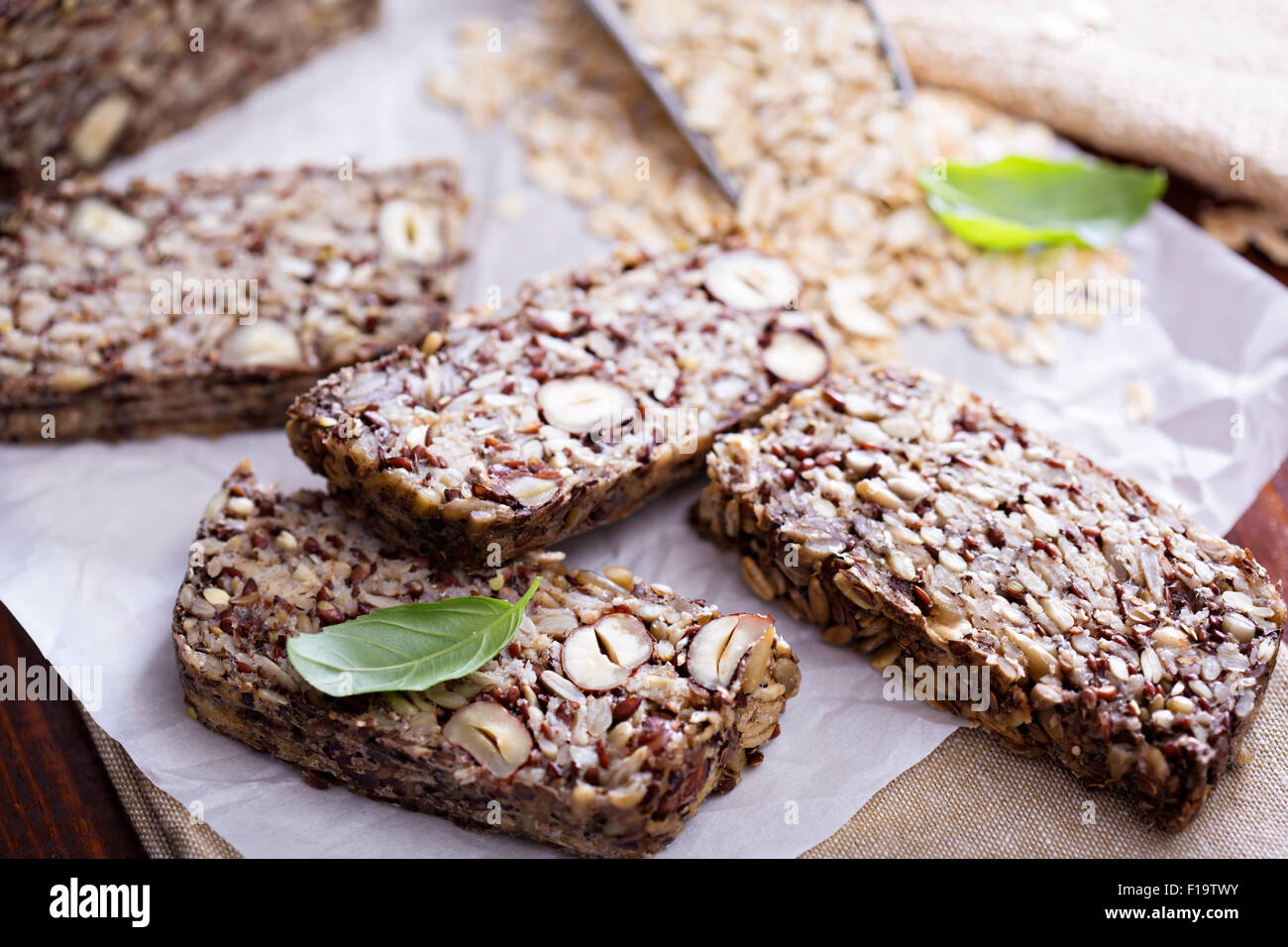 Multigrain sani con pane di avena, noci e semi Foto Stock