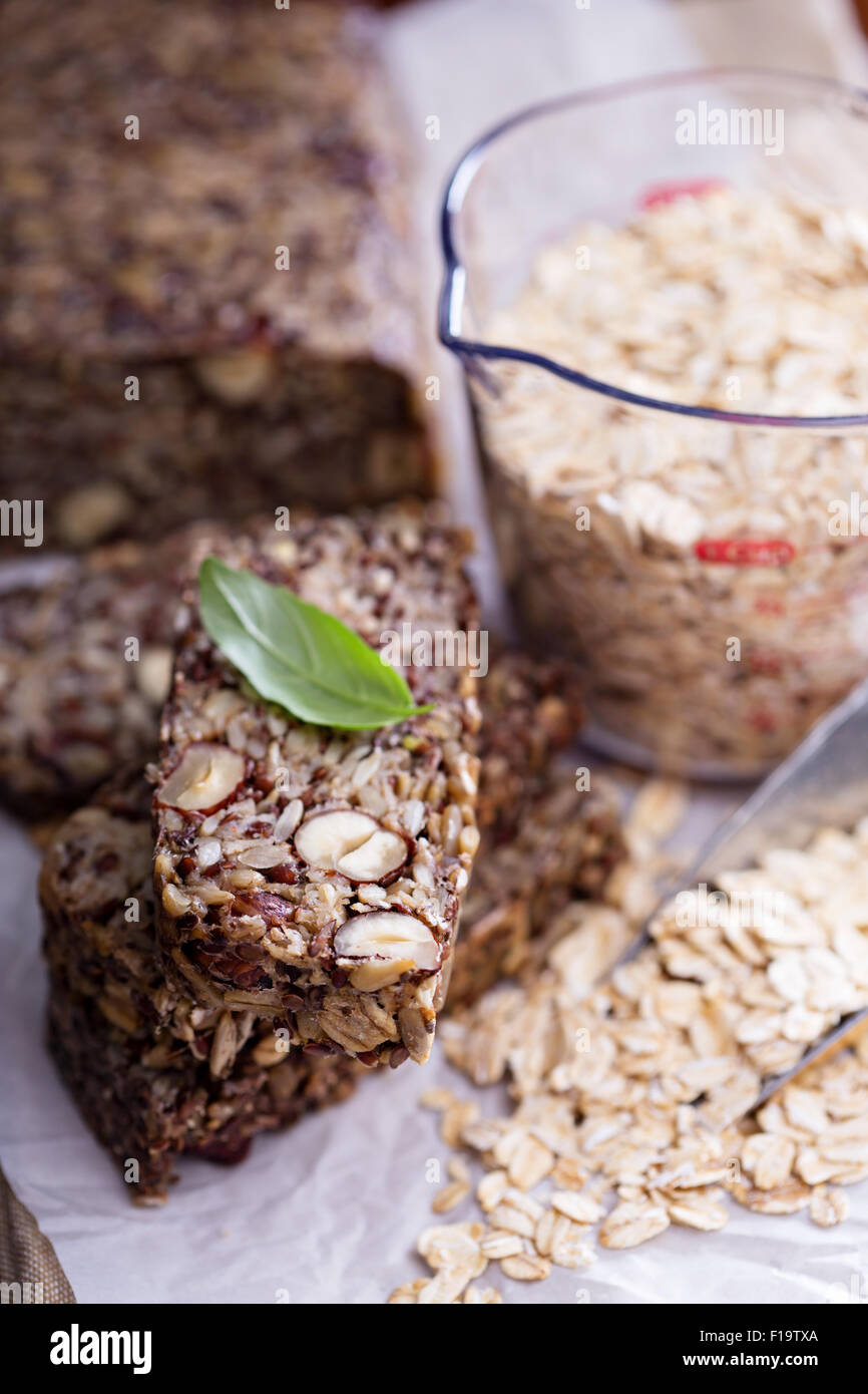 Multigrain sani con pane di avena, noci e semi Foto Stock