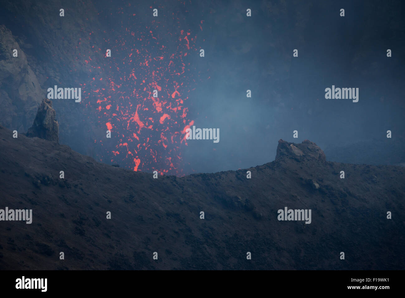 La Melanesia, Vanuatu, dell'Isola di Tanna, il monte vulcano Yasur, close up hot lava. Foto Stock