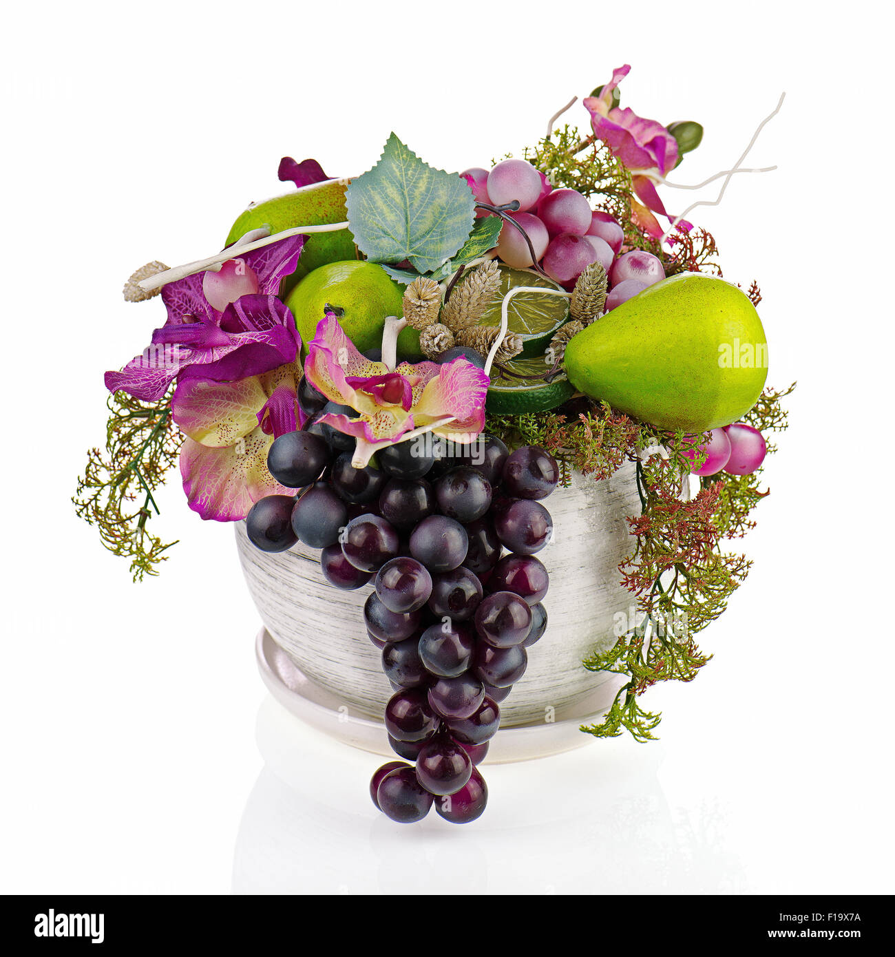 Composizione Colorata Fatta Di Fiori Artificiali E Di Frutti In Un Vecchio Vaso Di Vetro Isolato Su Sfondo Bianco Foto Stock Alamy