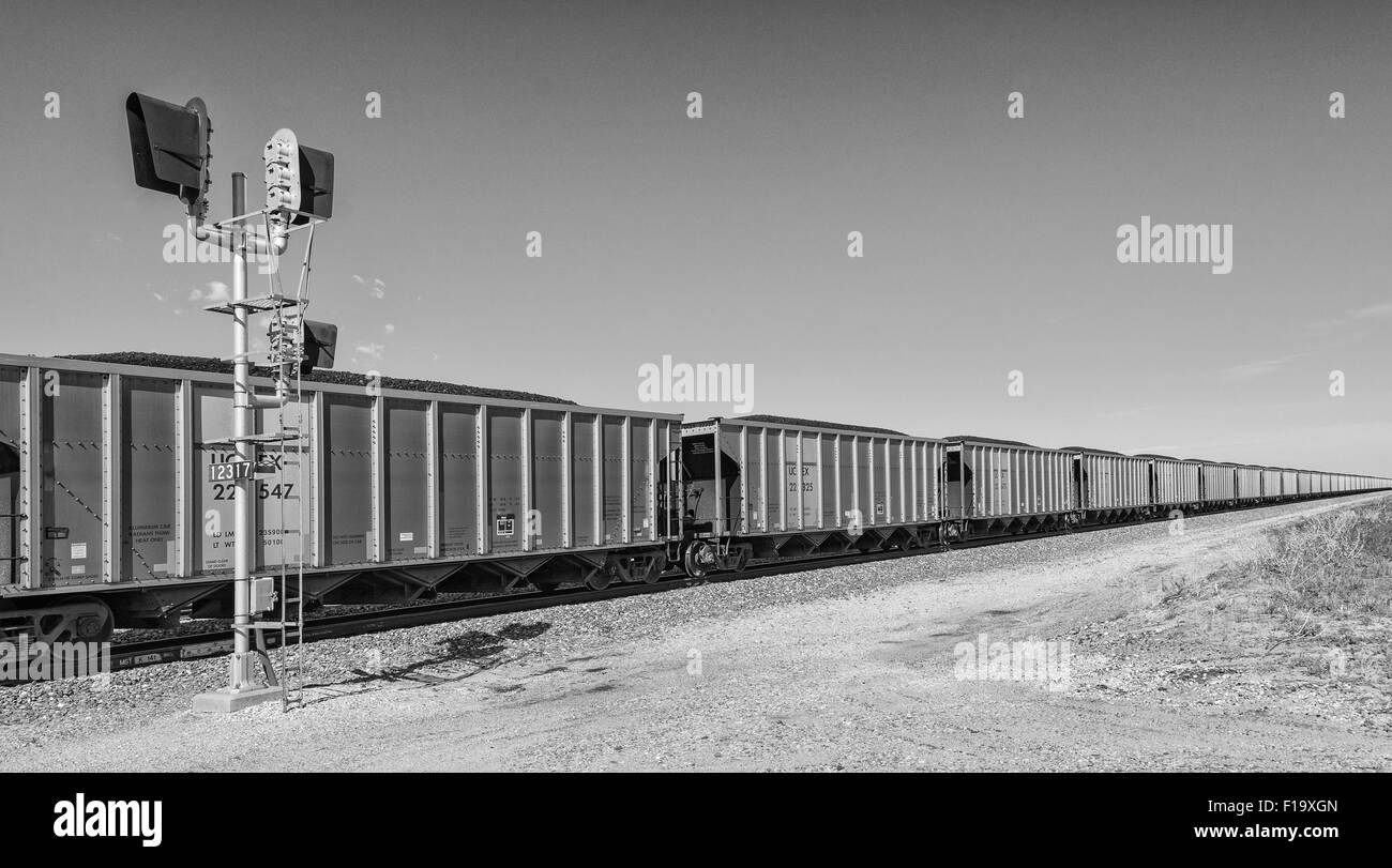 Nebraska, Sandhills, ferrovia BNSF, (Burlington Northern Santa Fe), eastbound treno merci trasporto del carbone nella tramoggia di automobili Foto Stock