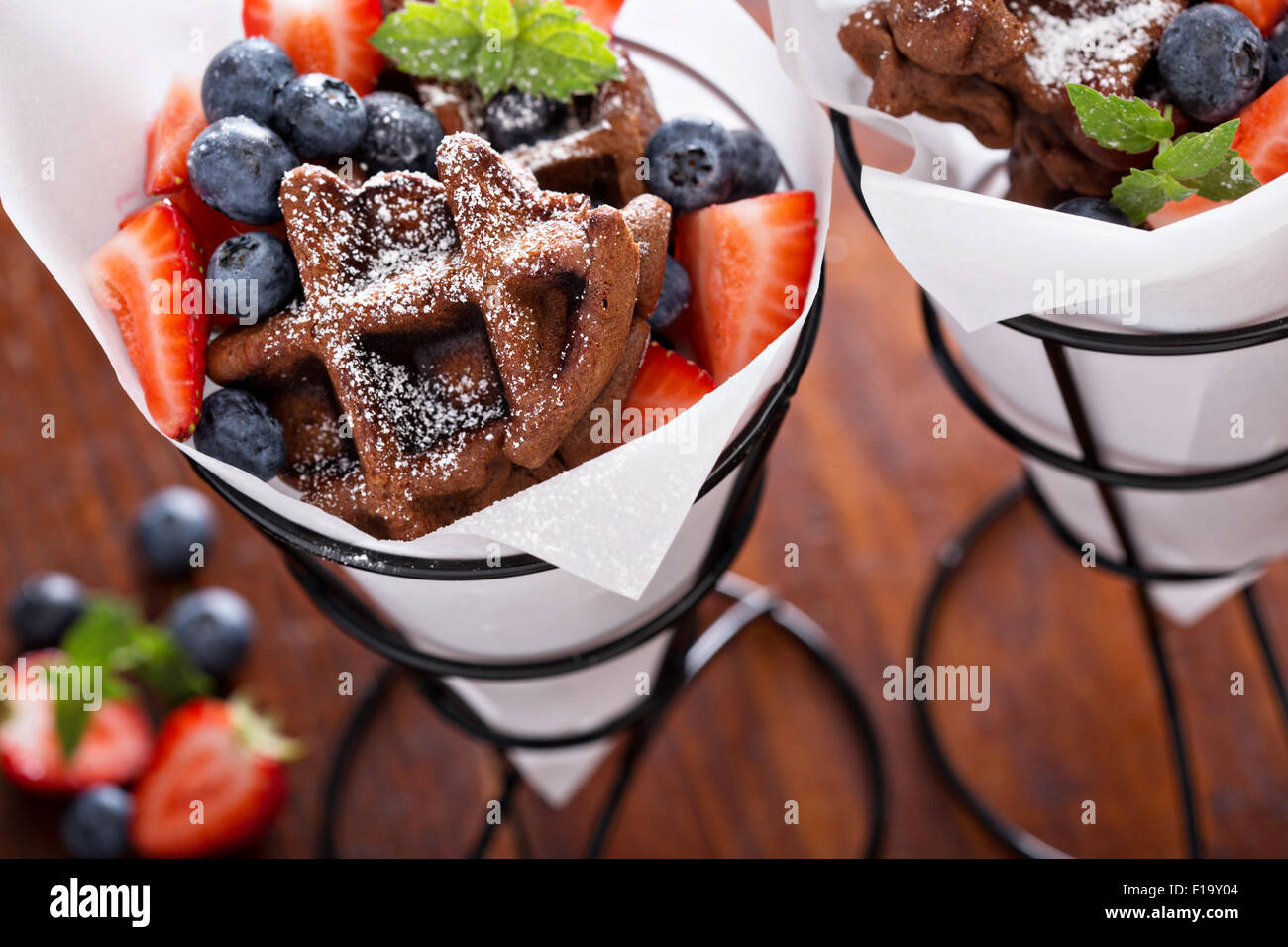 Piccole cialde di cioccolato con frutti di bosco per il dessert Foto Stock