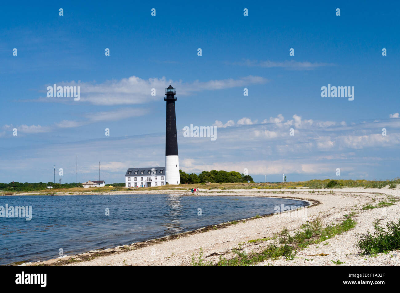 Faro di sorve contro il cielo blu, isola di Saaremaa, Estonia Foto Stock