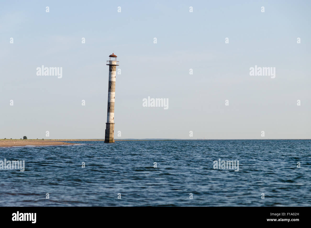 La caduta di Kiipsaare faro nelle acque del Mar Baltico, Estonia Foto Stock