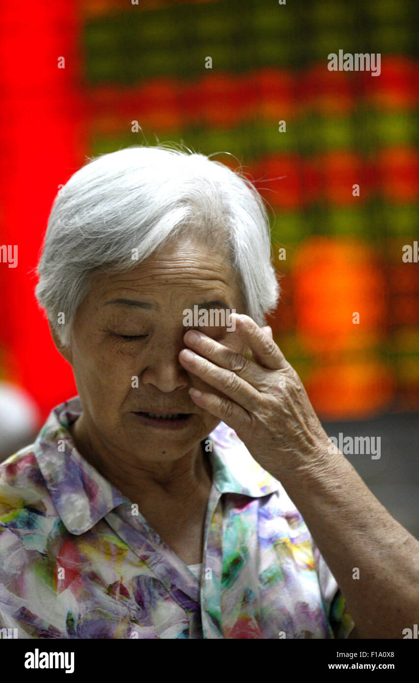 Shanghai, Cina. 31 Agosto, 2015. Un investitore orologi eclettica monitor presso una borsa in Huaibei, provincia di Anhui in Cina il 31 agosto 2015.Il Shanghai Composite Index è sceso 0,8 percento a 3,205.99 presso il vicino, girando una perdita di quanto 3.8 percento. Il blue-chip CSI300 index .CSI300 è riuscito ad artigliare torna in territorio positivo in commercio in ritardo, finendo 0,7 percento a punti 3,366.54. Entrambi gli indici sparso intorno al 12 per cento per il mese, la loro terza diminuzione mensile e hanno perso quasi il 40 per cento del loro valore a partire dalla metà di giugno. Credito: CPRESS FOTO LIMITATA/Alamy Live News Foto Stock