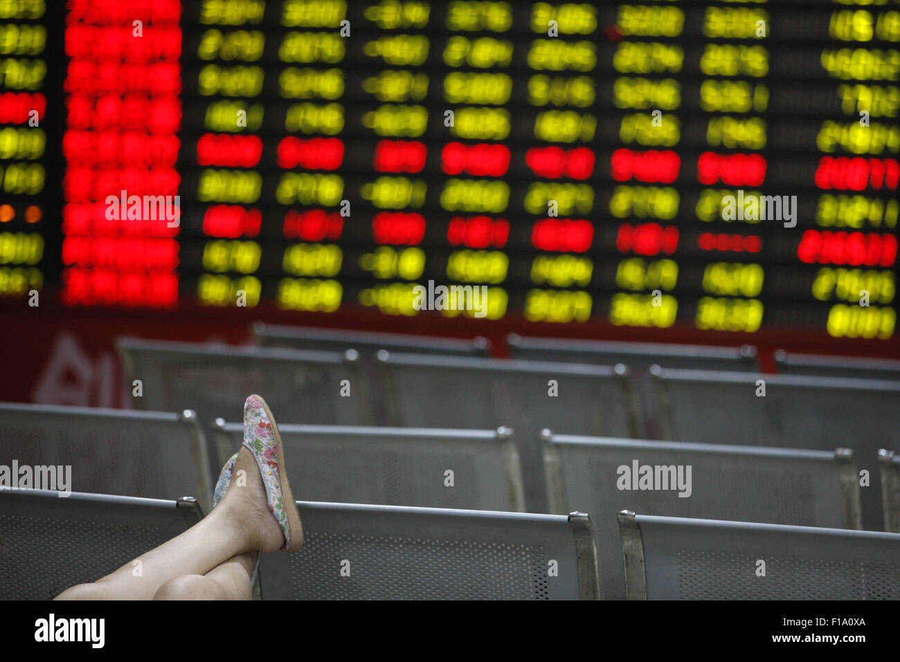 Shanghai, Cina. 31 Agosto, 2015. Un investitore orologi eclettica monitor presso una borsa in Huaibei, provincia di Anhui in Cina il 31 agosto 2015.Il Shanghai Composite Index è sceso 0,8 percento a 3,205.99 presso il vicino, girando una perdita di quanto 3.8 percento. Il blue-chip CSI300 index .CSI300 è riuscito ad artigliare torna in territorio positivo in commercio in ritardo, finendo 0,7 percento a punti 3,366.54. Entrambi gli indici sparso intorno al 12 per cento per il mese, la loro terza diminuzione mensile e hanno perso quasi il 40 per cento del loro valore a partire dalla metà di giugno. Credito: CPRESS FOTO LIMITATA/Alamy Live News Foto Stock