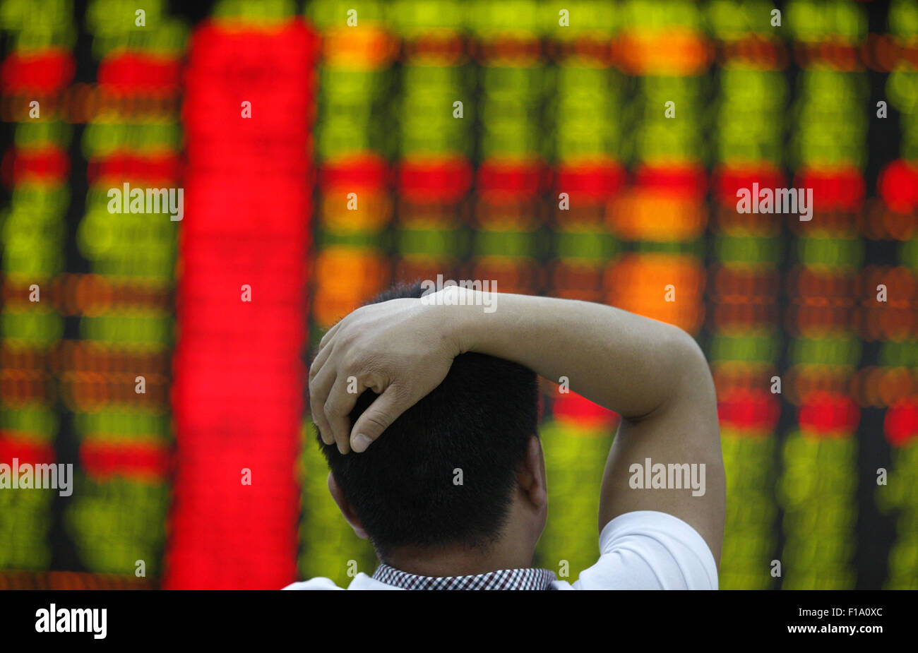 Shanghai, Cina. 31 Agosto, 2015. Un investitore orologi eclettica monitor presso una borsa in Huaibei, provincia di Anhui in Cina il 31 agosto 2015.Il Shanghai Composite Index è sceso 0,8 percento a 3,205.99 presso il vicino, girando una perdita di quanto 3.8 percento. Il blue-chip CSI300 index .CSI300 è riuscito ad artigliare torna in territorio positivo in commercio in ritardo, finendo 0,7 percento a punti 3,366.54. Entrambi gli indici sparso intorno al 12 per cento per il mese, la loro terza diminuzione mensile e hanno perso quasi il 40 per cento del loro valore a partire dalla metà di giugno. Credito: CPRESS FOTO LIMITATA/Alamy Live News Foto Stock