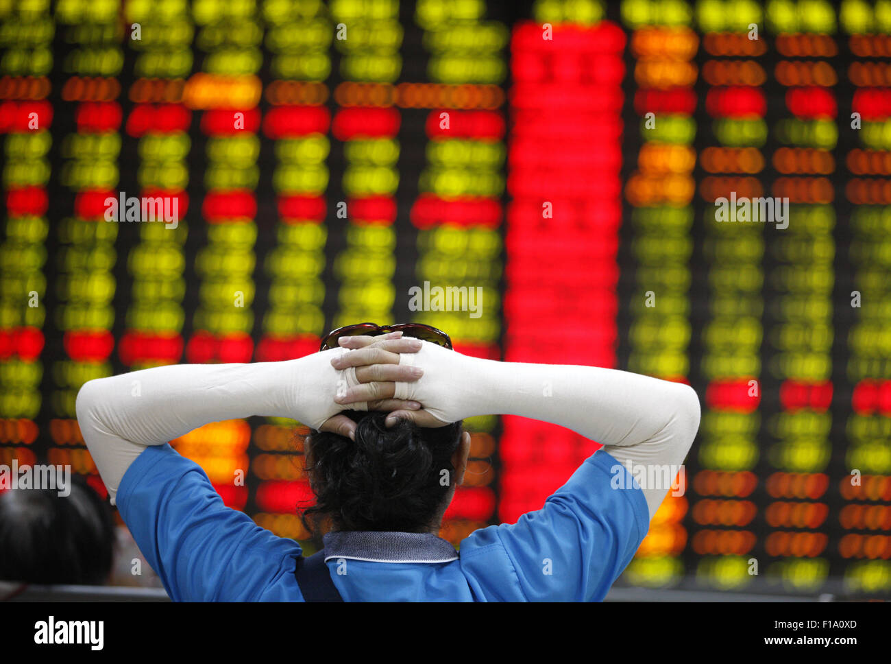 Shanghai, Cina. 31 Agosto, 2015. Un investitore orologi eclettica monitor presso una borsa in Huaibei, provincia di Anhui in Cina il 31 agosto 2015.Il Shanghai Composite Index è sceso 0,8 percento a 3,205.99 presso il vicino, girando una perdita di quanto 3.8 percento. Il blue-chip CSI300 index .CSI300 è riuscito ad artigliare torna in territorio positivo in commercio in ritardo, finendo 0,7 percento a punti 3,366.54. Entrambi gli indici sparso intorno al 12 per cento per il mese, la loro terza diminuzione mensile e hanno perso quasi il 40 per cento del loro valore a partire dalla metà di giugno. Credito: CPRESS FOTO LIMITATA/Alamy Live News Foto Stock