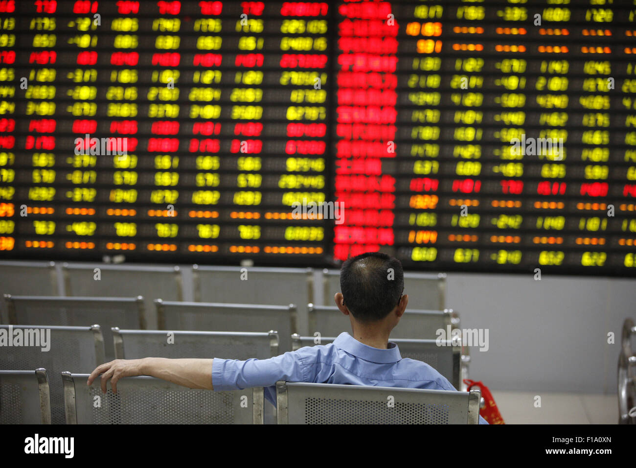 Shanghai, Cina. 31 Agosto, 2015. Un investitore orologi eclettica monitor presso una borsa in Huaibei, provincia di Anhui in Cina il 31 agosto 2015.Il Shanghai Composite Index è sceso 0,8 percento a 3,205.99 presso il vicino, girando una perdita di quanto 3.8 percento. Il blue-chip CSI300 index .CSI300 è riuscito ad artigliare torna in territorio positivo in commercio in ritardo, finendo 0,7 percento a punti 3,366.54. Entrambi gli indici sparso intorno al 12 per cento per il mese, la loro terza diminuzione mensile e hanno perso quasi il 40 per cento del loro valore a partire dalla metà di giugno. Credito: CPRESS FOTO LIMITATA/Alamy Live News Foto Stock