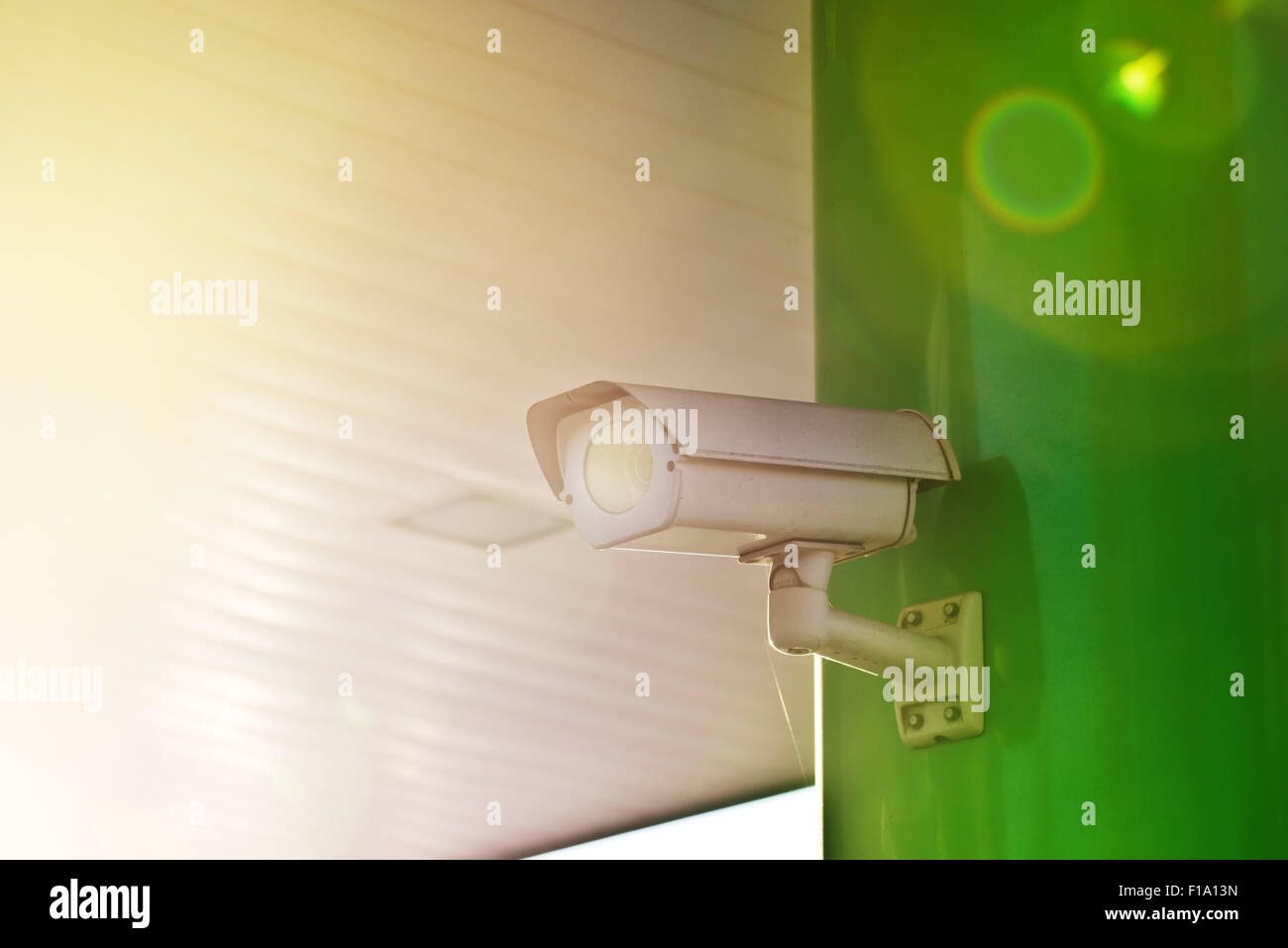 Sicurezza industriale telecamera TVCC montato sulla parete dell'edificio come parte della struttura del sistema di protezione con la luce del sole e la luce parassita, se Foto Stock