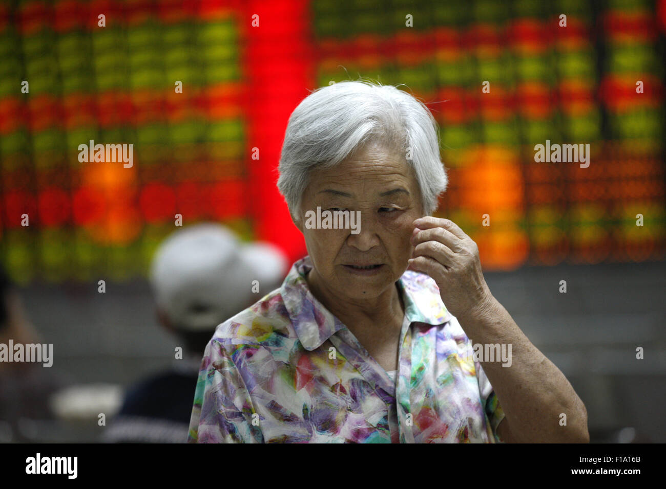 Shanghai, Cina. 31 Agosto, 2015. Un investitore orologi eclettica monitor presso una borsa in Huaibei, provincia di Anhui in Cina il 31 agosto 2015.Il Shanghai Composite Index è sceso 0,8 percento a 3,205.99 presso il vicino, girando una perdita di quanto 3.8 percento. Il blue-chip CSI300 index .CSI300 è riuscito ad artigliare torna in territorio positivo in commercio in ritardo, finendo 0,7 percento a punti 3,366.54. Entrambi gli indici sparso intorno al 12 per cento per il mese, la loro terza diminuzione mensile e hanno perso quasi il 40 per cento del loro valore a partire dalla metà di giugno. Credito: CPRESS FOTO LIMITATA/Alamy Live News Foto Stock