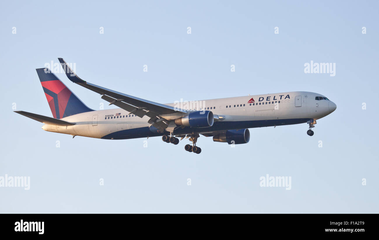 Delta Air Lines Boeing 767 N185DN è venuta in terra a Londra Heathrow Airport LHR Foto Stock