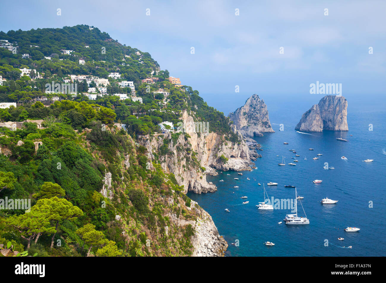 Mare Mediterraneo il paesaggio costiero con rocce dei Faraglioni di Capri, Italia Foto Stock