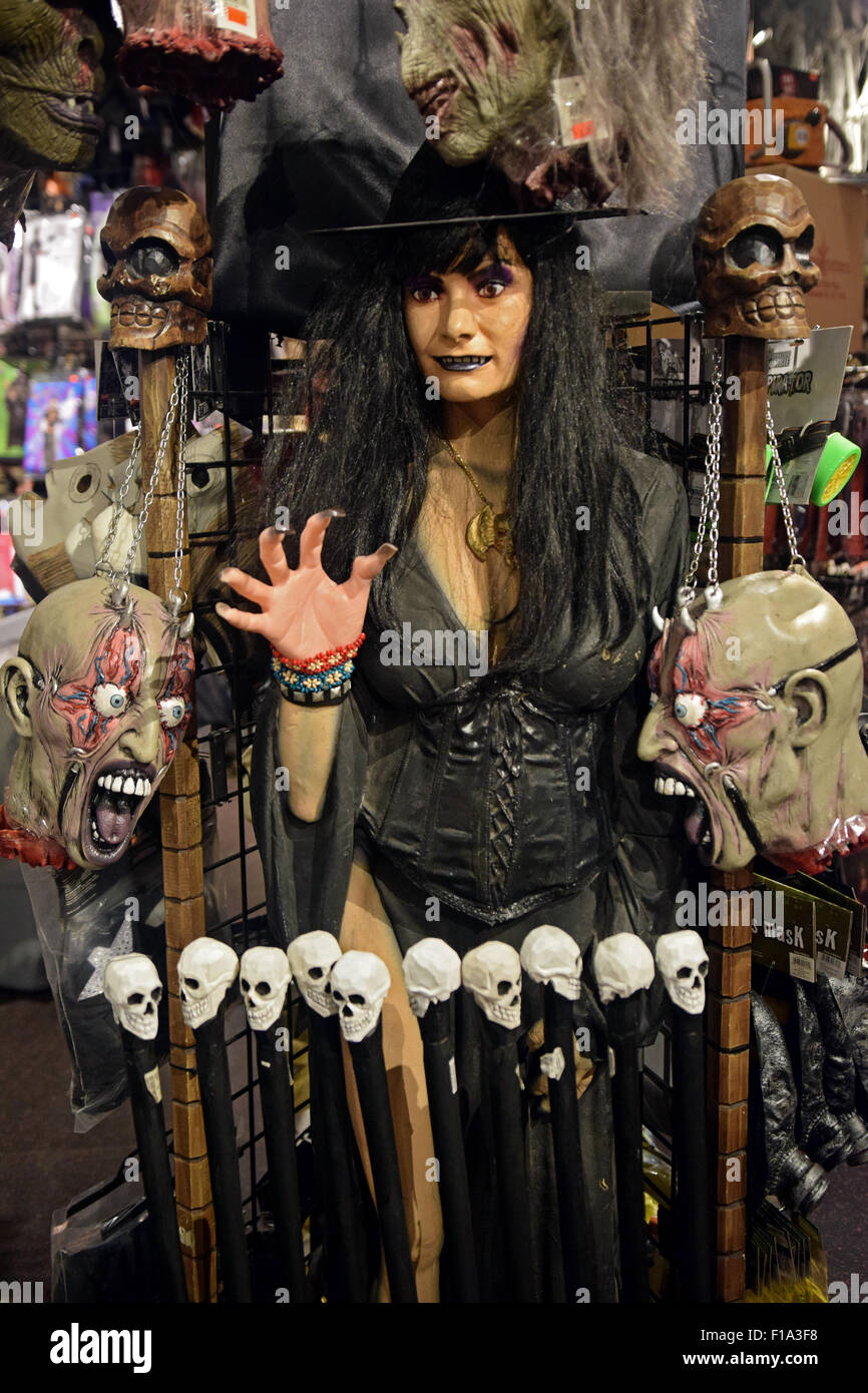 Un manichino che indossa un vestito spaventoso per la vendita in un grande magazzino in costume nel Greenwich Village di New York chiamato l'avventura di Halloween. Foto Stock