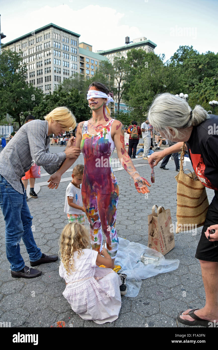 Artista Deborah Alejandra presso la Union Square Park a New York dove ha invitato i passanti bye per dipingere la sua. Foto Stock