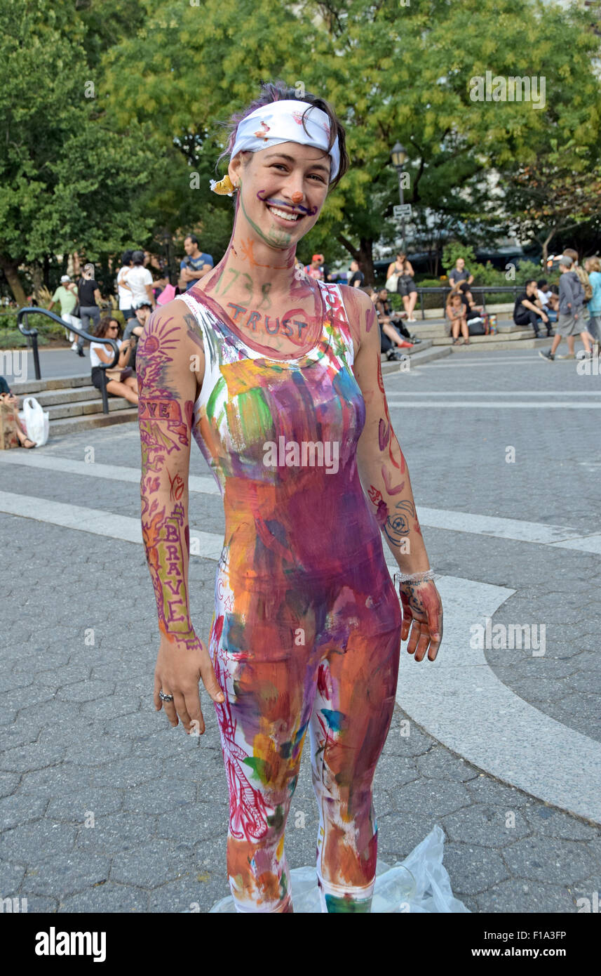 Artista Deborah Alejandra presso la Union Square Park a New York dove ha invitato i passanti bye per dipingere la sua. Foto Stock