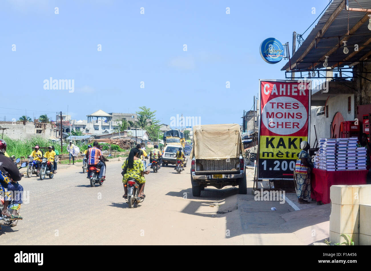 Le strade di Cotonou (Benin e la sua leggendaria moto taxi traffico Foto Stock