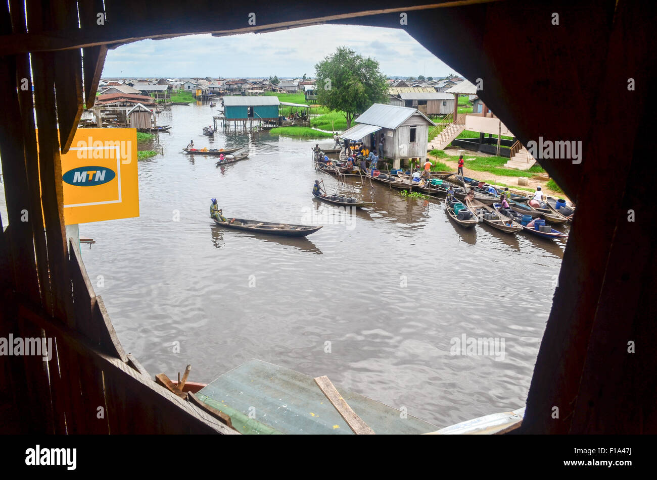 MTN segno mercato galleggiante in Ganvié, 'Venezia d'Africa", villaggio di palafitte sul lago vicino a Cotonou in Benin Foto Stock