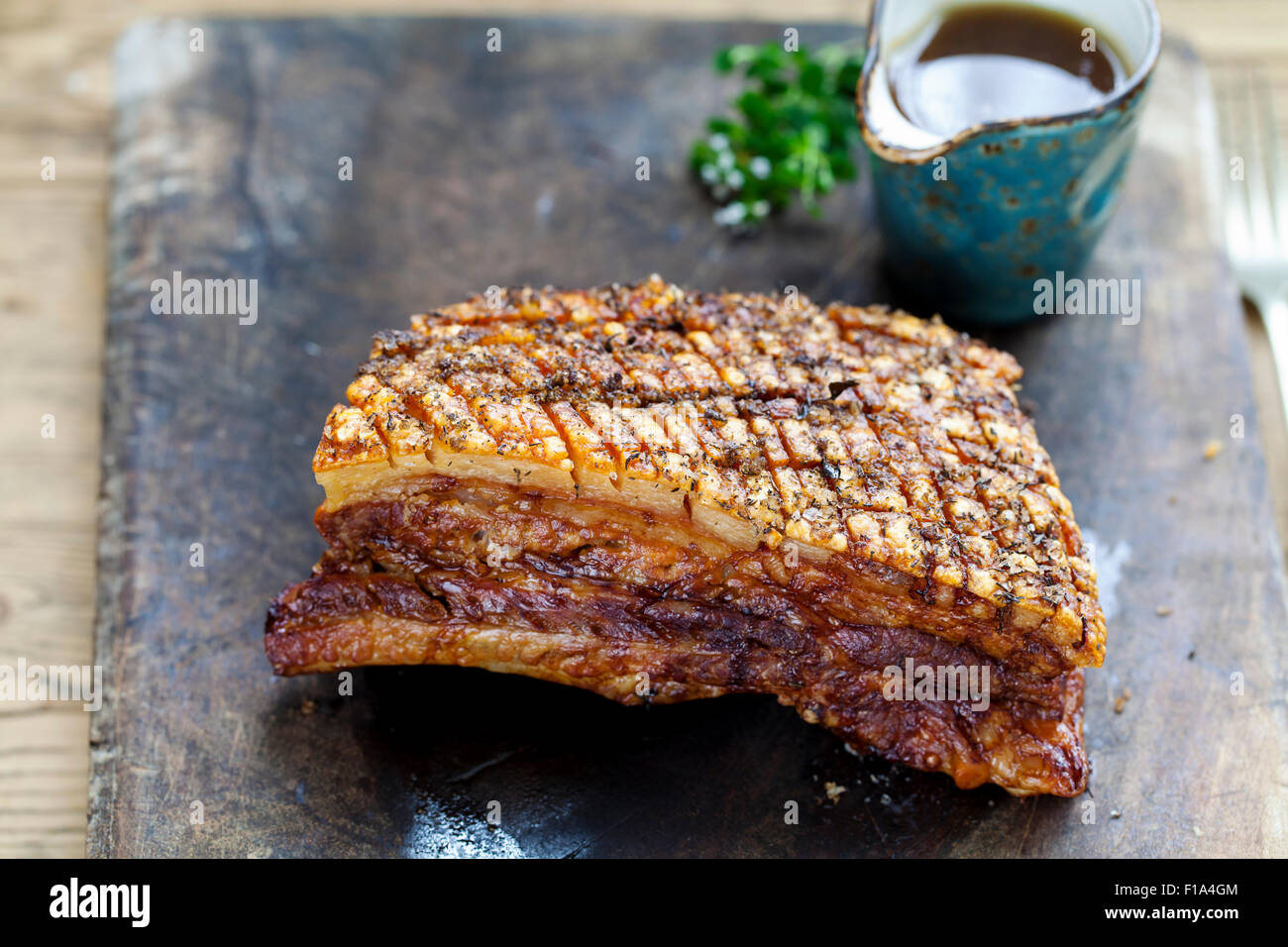 Pancetta di maiale con croccante di crepitio Foto Stock