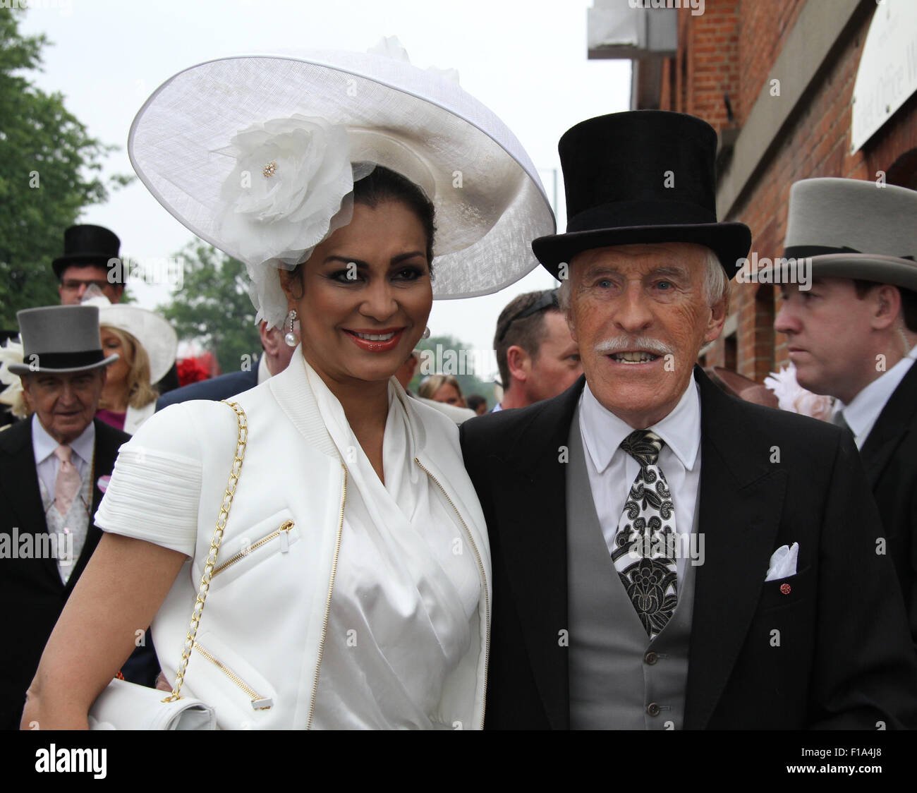 Bruce Forsyth visto a Ascot Horse Racing nel 2013 Foto Stock