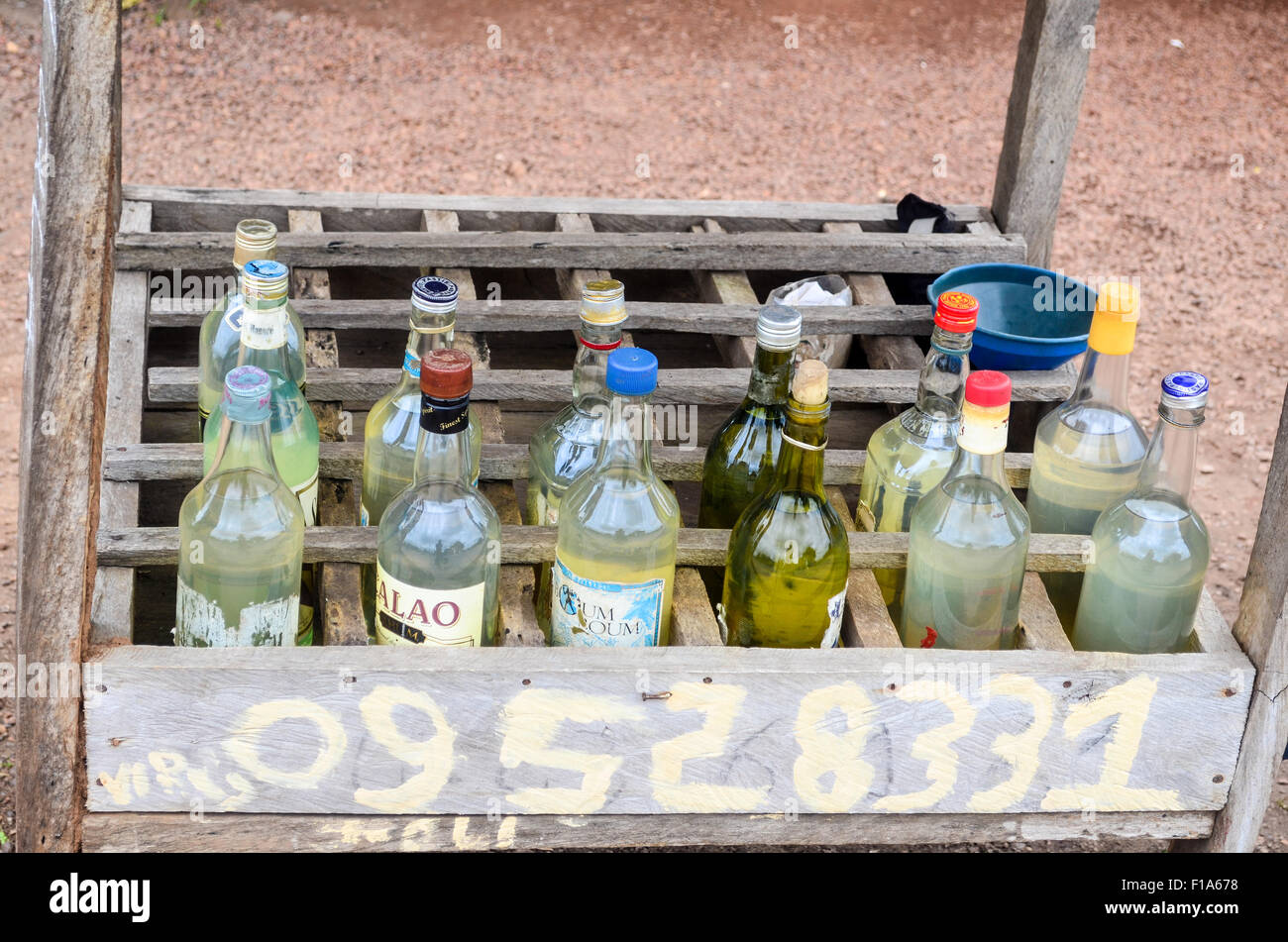 La vendita di benzina/carburante in bottiglie di alcol in Costa d Avorio Foto Stock
