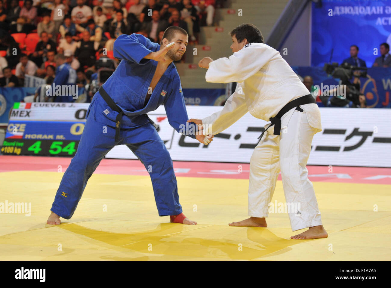 Astana in Kazakhstan. Il 29 agosto, 2015. La Repubblica ceca è Michal Horak, in blu, compete contro Jose Cuevas del Messico presso il World Judo Championships di Astana, Kazakistan, Agosto 29, 2015. © David Svab/CTK foto/Alamy Live News Foto Stock