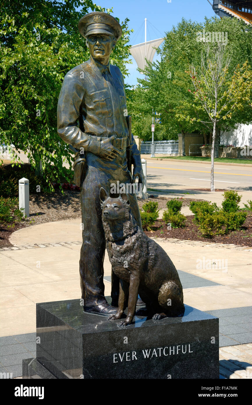 La applicazione della legge Uffici Memoriale della contea di Allegheny è a Pittsburgh, Pennsylvania North Shore, onorando gli ufficiali caduti. Foto Stock