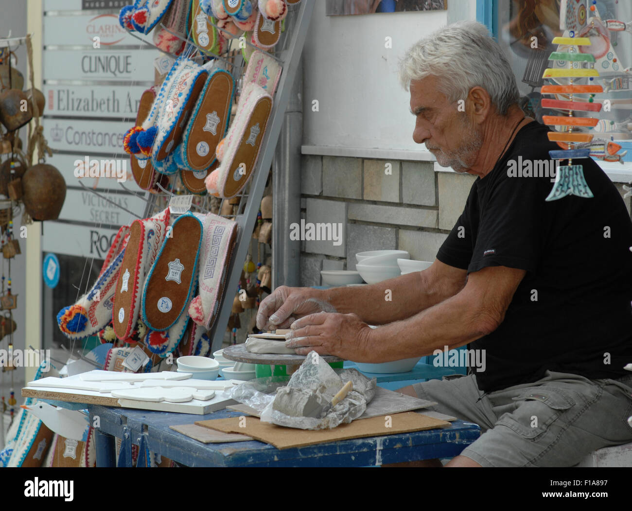 Potter greco nella città di Skiathos Foto Stock
