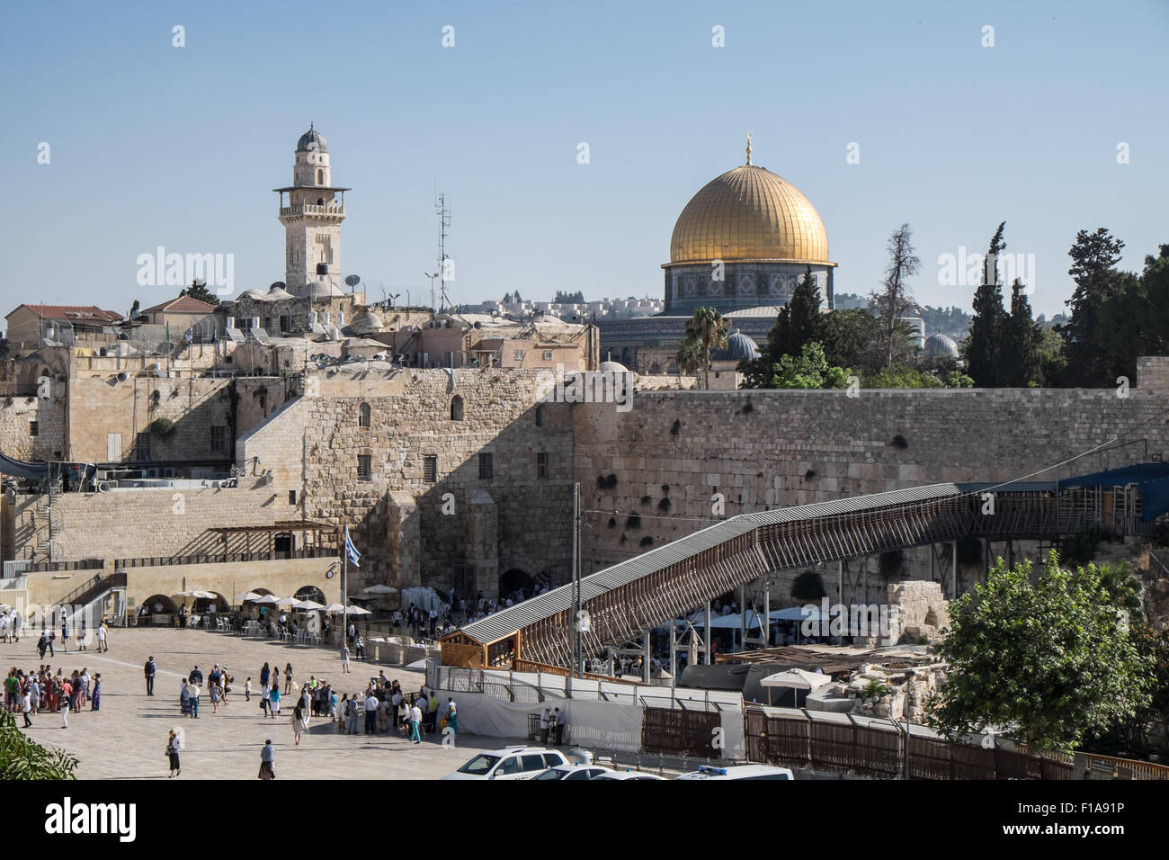Una vista della parete occidentale e la cupola dorata di Haram Al Sharif a Gerusalemme Foto Stock
