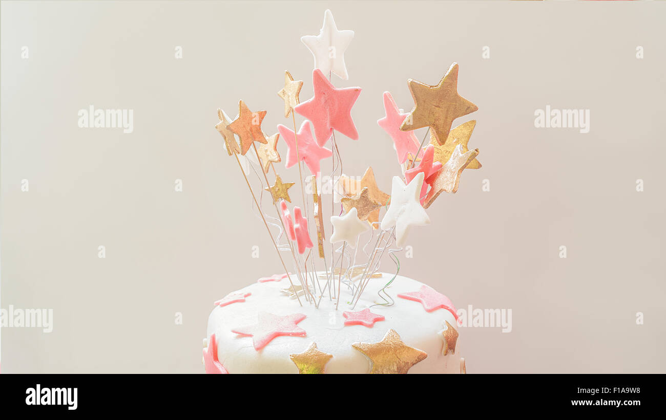Torta di compleanno decorata con stelle di zucchero Foto stock - Alamy