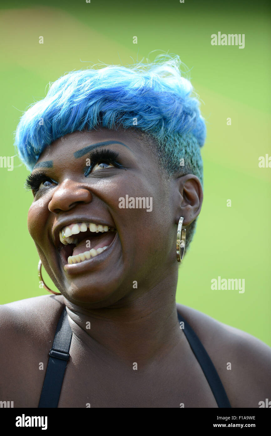Sorridenti donna con capelli tinti di blu Uk Foto Stock