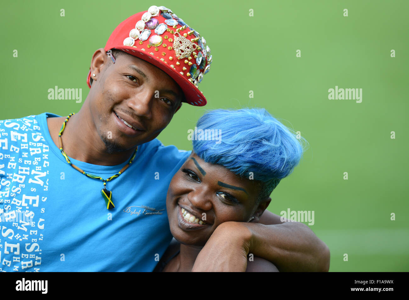 Sorridenti giovane uomo e donna con i capelli tinti di blu Uk Foto Stock