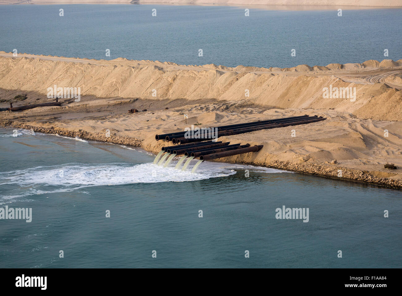 Tubi di uscita per il pompaggio di acqua nel canale di Suez dal deserto la costruzione di una nuova sezione del canale di Suez in Egitto. Foto Stock