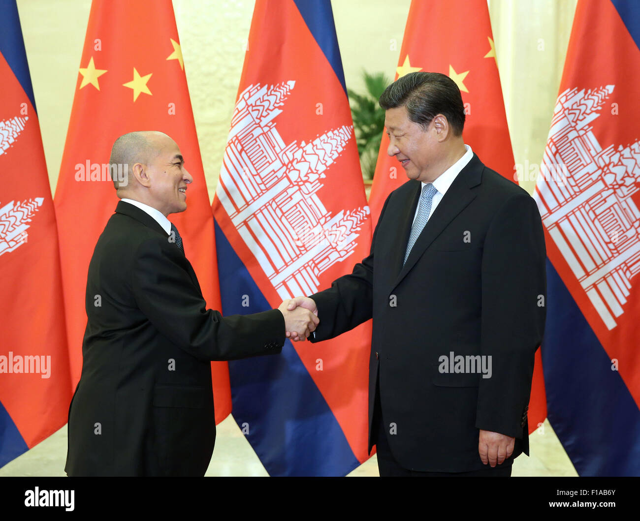 Pechino, Cina. 31 Agosto, 2015. Il presidente cinese Xi Jinping (R) soddisfa con cambogiano re Norodom Sihamoni presso la Grande Sala del Popolo di Pechino, capitale della Cina, 31 Agosto, 2015. © Pang Xinglei/Xinhua/Alamy Live News Foto Stock