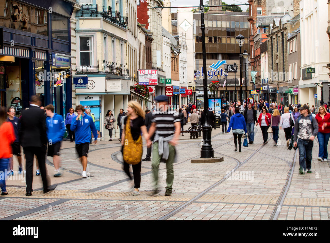 Dundee, Tayside, Scozia, Regno Unito, 31 agosto 2015. Meteo: lunedì festivo di Dundee. Nuvoloso e scambiatore di calore mattina con temperatura minima di 14°C. Gli amanti dello shopping godendo il Bank Holiday 'fine dell' estate le vendite di Dundee. Credito: Dundee fotografico / Alamy Live News Foto Stock