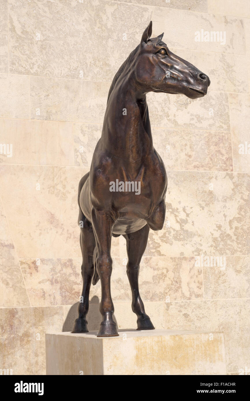 La scultura in bronzo di tre zampe " cavallo zieme', da austin camilleri, Repubblica Street, Valletta, Malta. Foto Stock