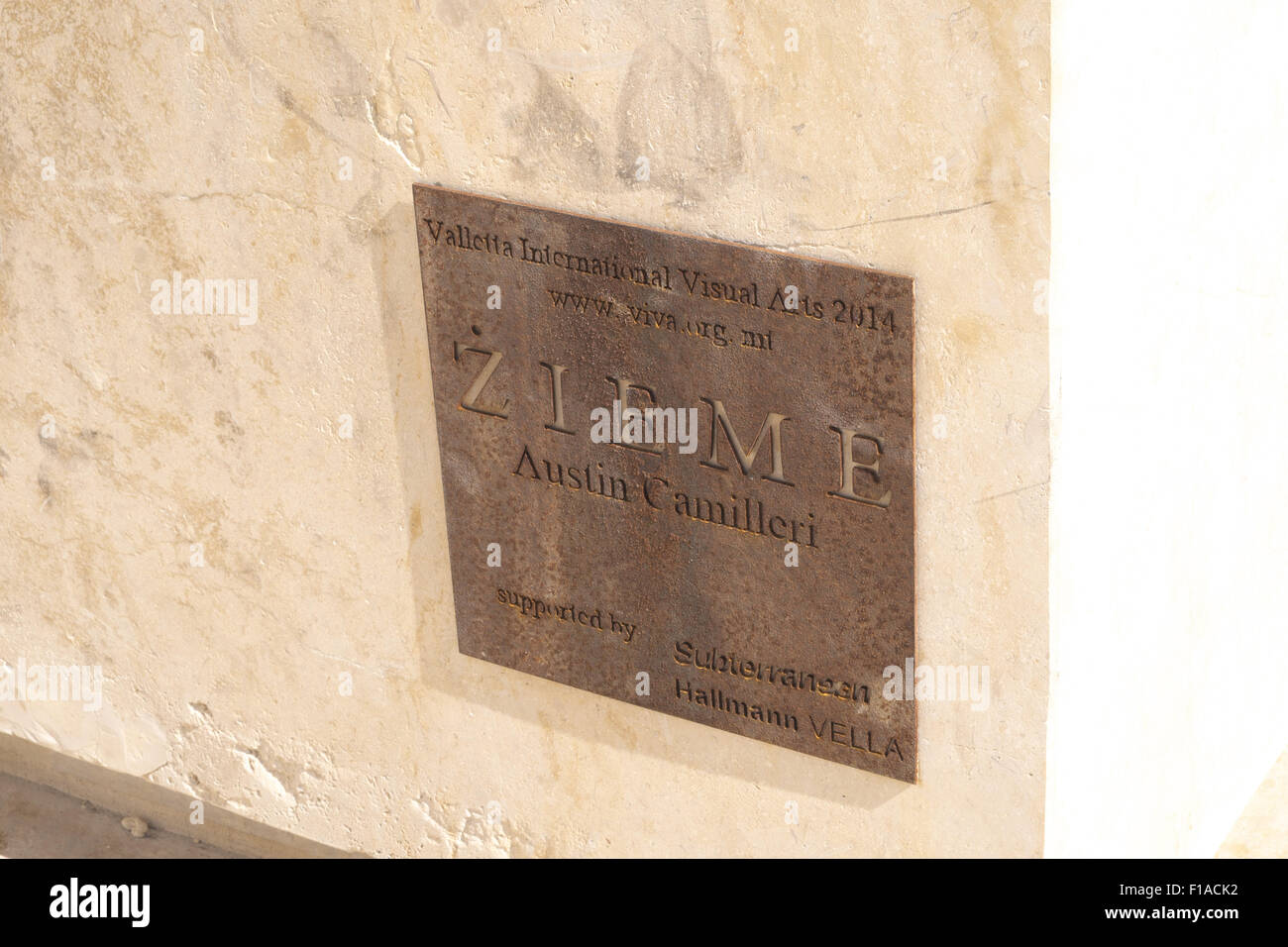 La placca sulla scultura di tre zampe zieme cavallo, Repubblica Street, Valletta, Malta. Foto Stock
