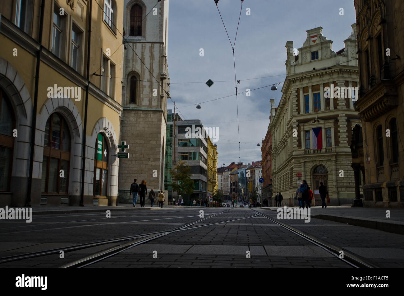 La gente camminare in una delle strade principali di Brno. Foto Stock